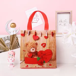 Sac cadeau non-tissé de Saint-Valentin avec ours en peluche mignon, vue de face pour les fêtes.