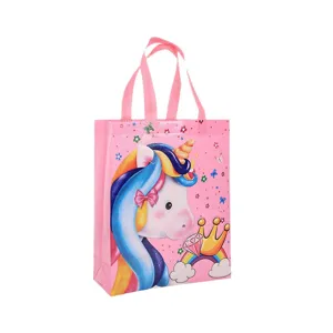 Rosa Vliesstoff Einhorn Geschenktüte mit Griffen, perfekt für Verpackung und den Einkauf.