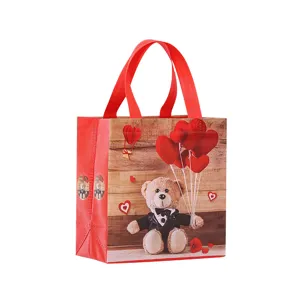 Sac cadeau non tissé de Saint-Valentin avec ours en peluche et ballons en cœur.