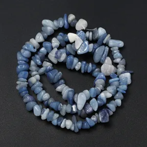 Gros plan détaillé de perles de cristal irrégulières bleues pour accessoire bijoux.