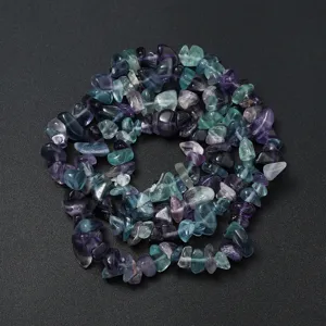 Gros plan détaillé de cristaux de fluorite irréguliers colorés pour la bijouterie DIY.