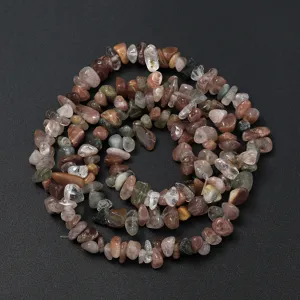 Gros plan sur les details de perles de pierres de cristal pour vos bijoux faits main.