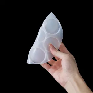 Close-up van doorschijnende flexibele siliconen mal met gedetailleerde ronde holtes voor knutsel.