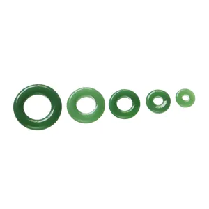 Vista detallada de cinco accesorios de joyeria de jade falso verde de varios tamanos
