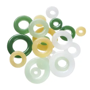 Surtido anillos donut de imitación de jade colgantes para accesorios de joyería DIY hechos.