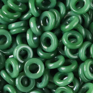 Cuentas de anillo de vidrio verde para pulseras, collares y accesorios de joyería hechos a mano.