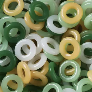Primer plano detallado de anillos de vidrio de colores, ideales para manualidades de joyería.