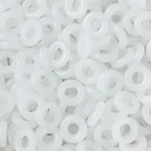 Primer plano detallado de cuentas de anillo de donut de vidrio blanco para joyería