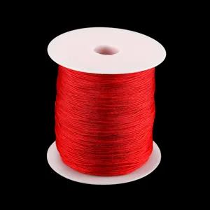 Vue détaillée de cordon en nylon rouge pour la fabrication de bijoux DIY et d'accessoires.