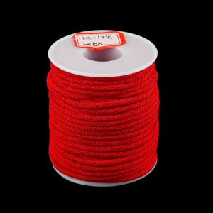 Vue détaillée de la bobine de cordon rouge Milan, fil de 2,0 mm pour loisirs créatifs.