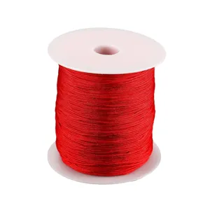 Cordon en nylon rouge pour artisanat DIY fait main, perlage et tissage enroulé proprement.