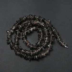 Gros plan de perles de pierres de cristal de quartz fumé irrégulières pour bijoux.