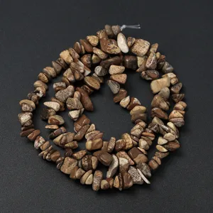 Gros plan de perles de pierres concassées irrégulières, texture naturelle et belle finition.