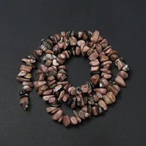 Vue détaillée de perles de pierres précieuses irrégulières naturelles pour bijoux.