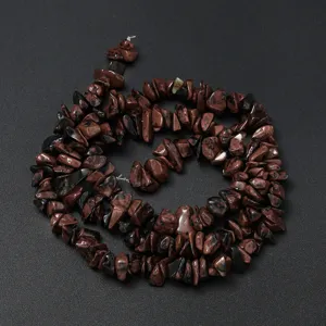 Gros plan détaillé de perles de pierres précieuses irrégulières pour bijoux faits main.