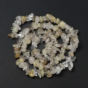 Détail de perles de copeaux de cristal irrégulières, pierre précieuse de quartz naturel bricolage.