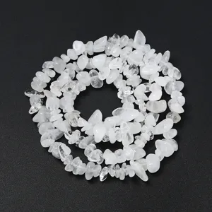 Gros plan de cristaux blancs bruts, perles de pierres precieuses pour bijoux DIY.