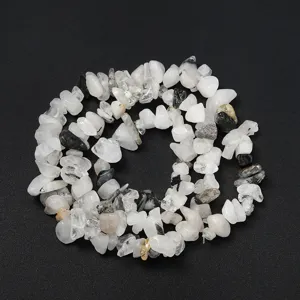 Vue détaillée de perles de cristaux naturels, pierres de quartz irrégulières pour bijoux DIY.