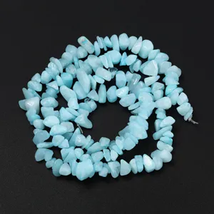 Vue détaillée de perles de cristal irrégulières bleu clair, idéales pour bijoux DIY.