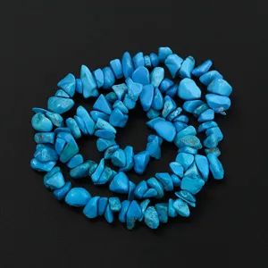 Gros plan de perles de pierres concassées en turquoise bleue irrégulière pour bijoux DIY.