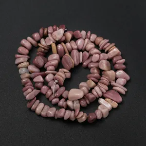 Perles en vrac de pierres précieuses irrégulières roses naturelles pour bijoux DIY, vue détail.