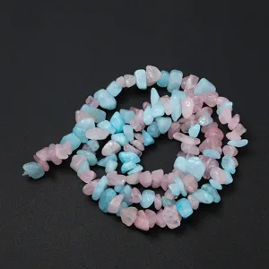 Vue détaillée de perles de chips en cristal irrégulières colorées pour accessoires de bijoux DIY.