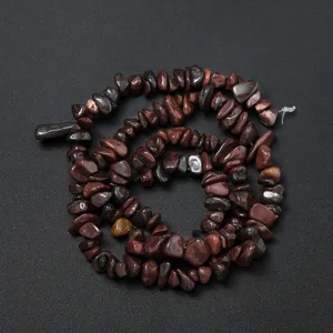 Vue détaillée de perles de pierres précieuses irrégulières pour la création de bijoux DIY.