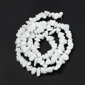 Perles de pierres de cristal irrégulières blanches 5-12mm accessoire de bijoux DIY détail.