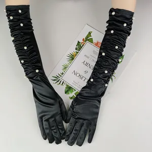 Gants longs en satin noir ornés de perles, élégante tenue de soirée pour fête chic.