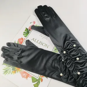 Gants longs noirs en satin avec perles et design froncé pour soirées et mariages.