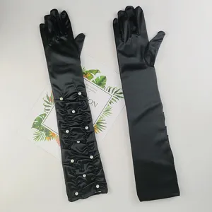 Gants longs en satin noir ornés de perles et de volants pour mariage et soirée chic.