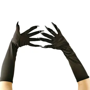 Primo piano dettagliato di guanti lunghi neri con unghie finte spaventose per feste di Halloween.