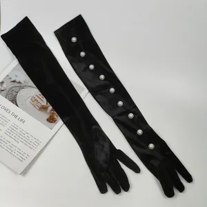 Gants longs élégants en velours noir ornés de fausses perles pour soirée de femmes.