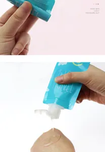 Sacchetto da viaggio comprimibile per lozione e shampoo, design pratico per uso esterno.