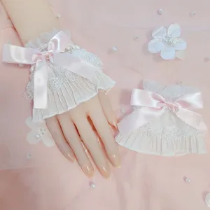 Dettaglio polsini in pizzo Lolita con fiocco, accessori maniche con volant rosa dolce vestito.