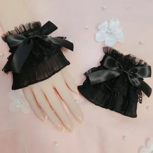 Primo piano dettagliato di polsini in pizzo nero lolita con eleganti fiocchi in raso.