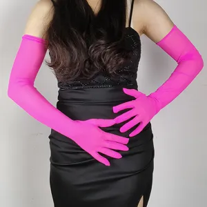 Primer plano detallado de guantes largos de malla rosa ultrafinos, tejido elástico y transpirable.