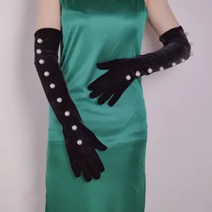 Gants d'opéra élégants en velours noir avec de délicates perles pour les soirées chics.