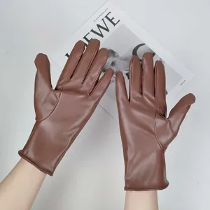 Detailansicht brauner Damen Handschuhe aus Kunstleder, weiches Material für Wintertage.