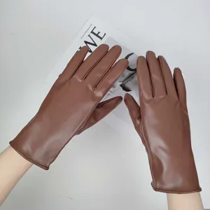 Damen braune PU Lederhandschuhe Detailansicht, gefütterte warme Winterhandschuhe für Frauen.