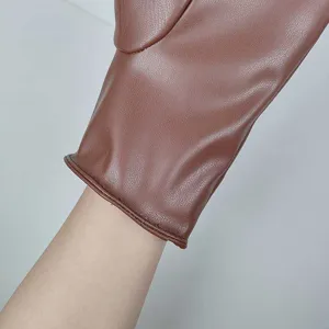 Braune PU Lederhandschuh Detailansicht mit weicher Textur für bequemen täglichen Schutz.