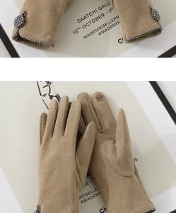 Primo piano dei guanti invernali caldi touchscreen, tessuto color cachi con bottone pied-de-poule.