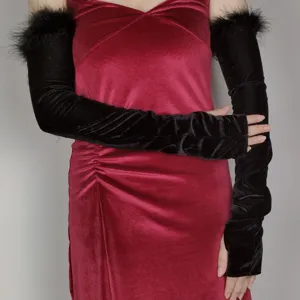 Retro velvet feather fingerless long gloves for elegant evening party and performance wear.