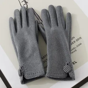 Guanti invernali caldi da donna in pile touch screen con graziosi bottoni pied de poule grigio