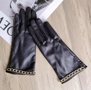 Schwarze Lederhandschuhe für Damen warme Winterhandschuhe mit goldener Kette.