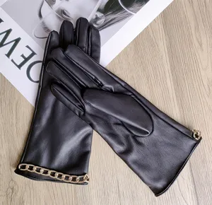 Detailansicht schwarzer Lederhandschuhe mit goldener Kettendeko für Damen Punk Style.