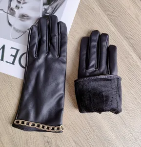 Elegante schwarze Damen Lederhandschuhe mit goldener Kette und warmem Plüschfutter.