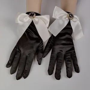 Guanti in raso nero rétro francese con grandi fiocchi bianchi e dettagli in strass brillanti.