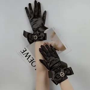 Guanti da sera in satin nero con dettaglio di fiocco elegante e fibbia in strass scintillante.