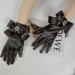 Guanti da sera in raso nero con elegante fiocco in strass, perfetti per la sposa vintage.